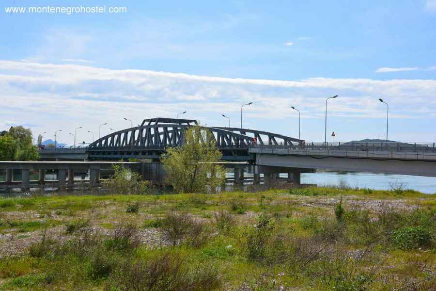 the main bridge over the Buna river