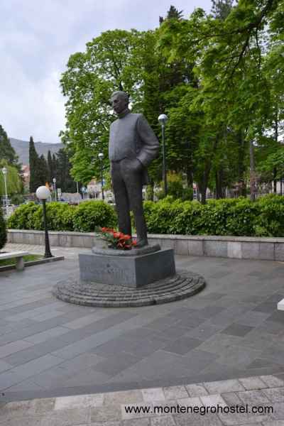 spomenik Jovan Ducic Trebinje JPG