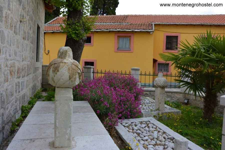 Turbe u Sultan Ahmed dzamiji Trebinje JPG