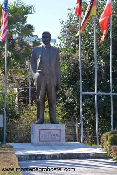 Monument Luigj Gurakuqi