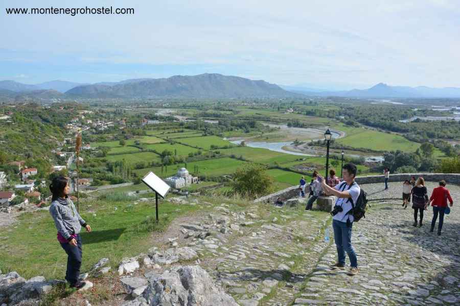 cobblestones towards Rozafa fortress