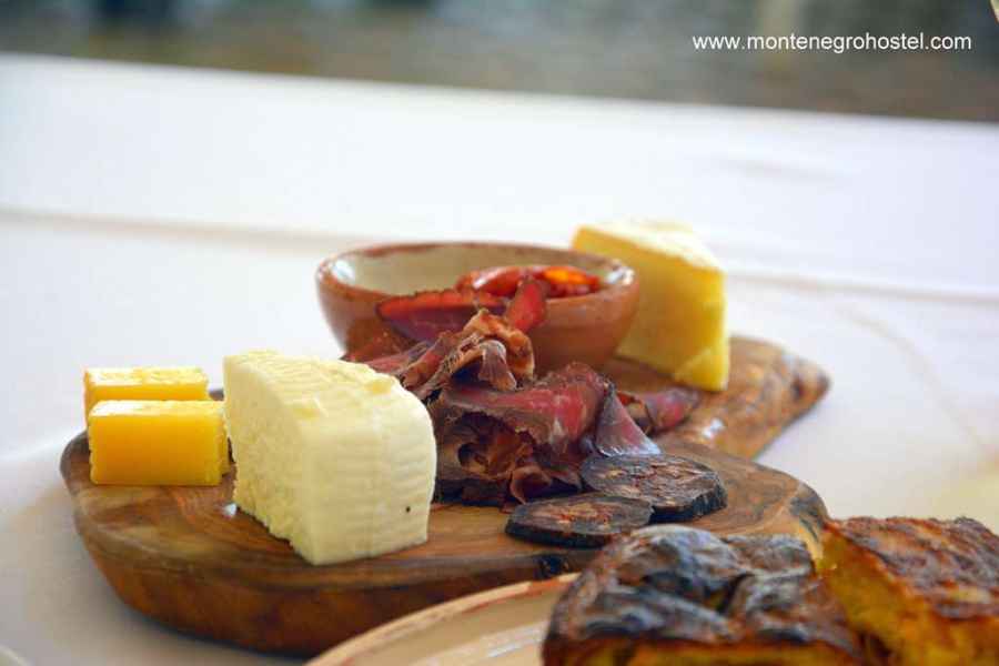 smoked ham and sausage, Trappist cheese and ricotta