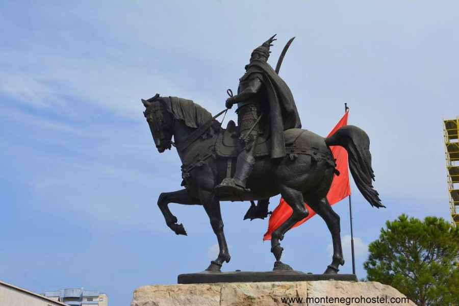 Skanderbeg statue